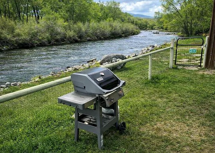Scenic Riverfront Wagon Retreat Near Wind River Range In Dubois, Wyoming Holiday home