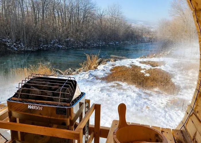 Scenic Riverfront Wagon Retreat Near Wind River Range In Dubois, Wyoming Holiday home