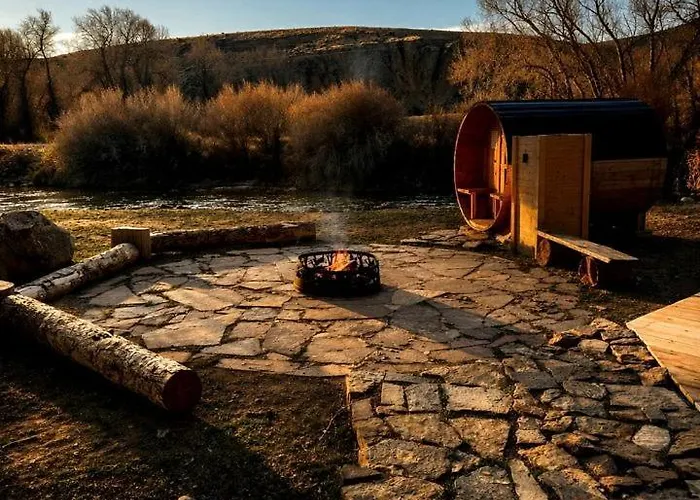 Scenic Riverfront Wagon Retreat Near Wind River Range In Dubois, Wyoming Holiday home *