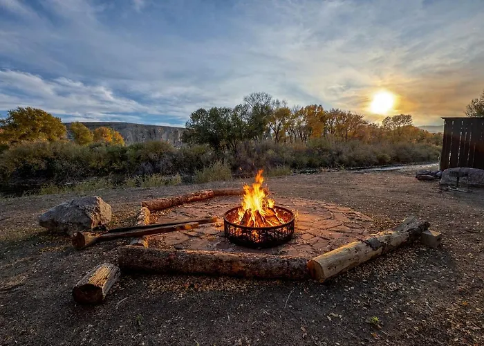 Scenic Riverfront Wagon Retreat Near Wind River Range In Dubois, Wyoming Holiday home